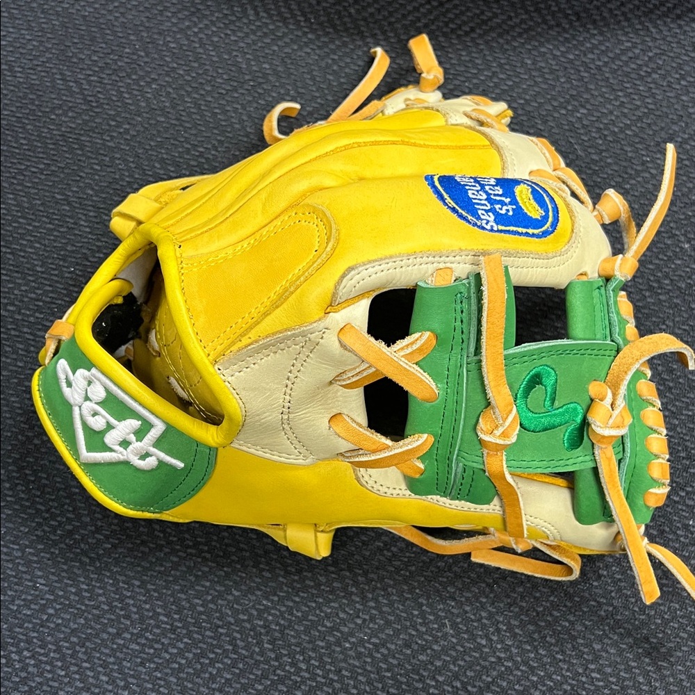 Soto Pro 11.5” baseball ⚾️ / softball 🥎 glove in banana 🍌 yellow, green, camel